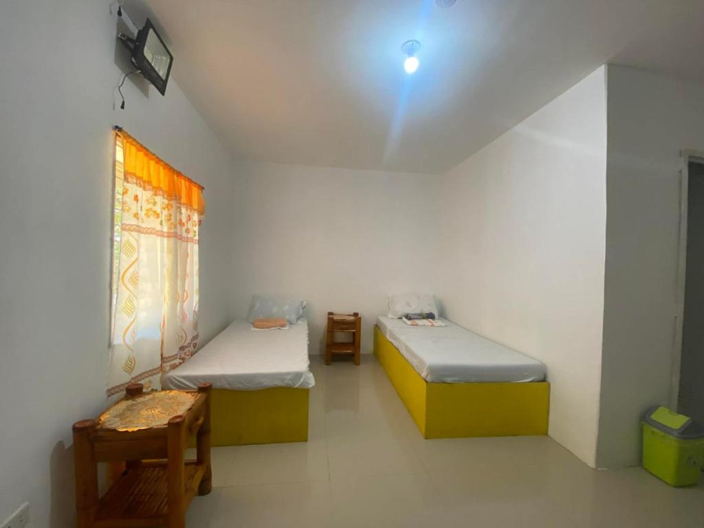Scott Camotes Beach House Room Type - Budget Twin Room