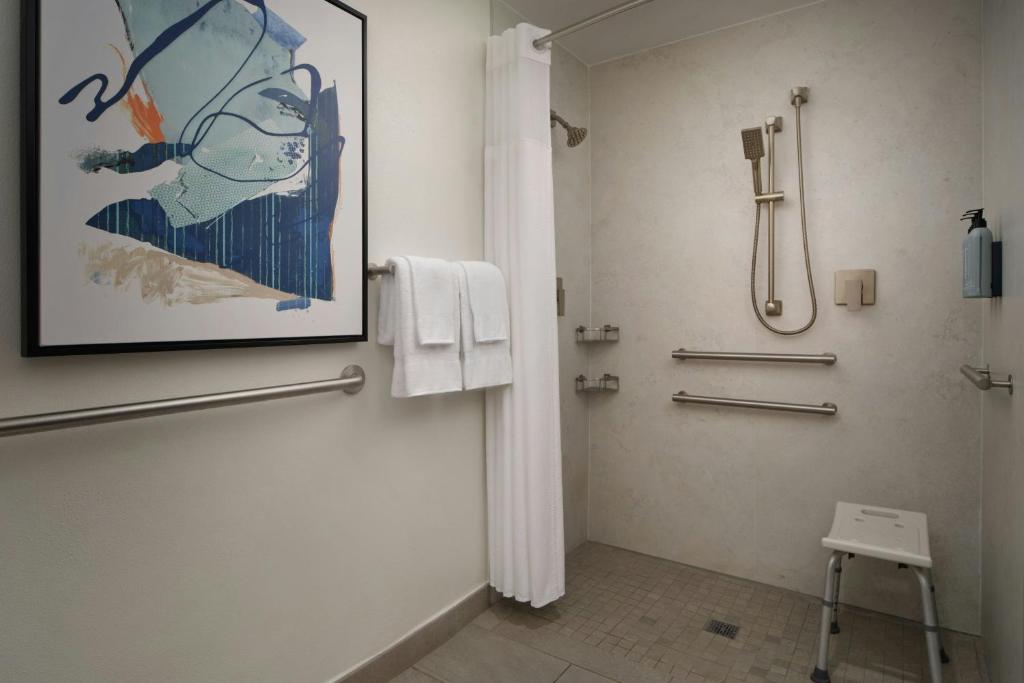 Courtyard by Marriott Orlando Airport - Tap to explore photos