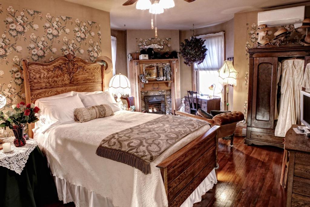 The Queen, A Victorian Bed & Breakfast image