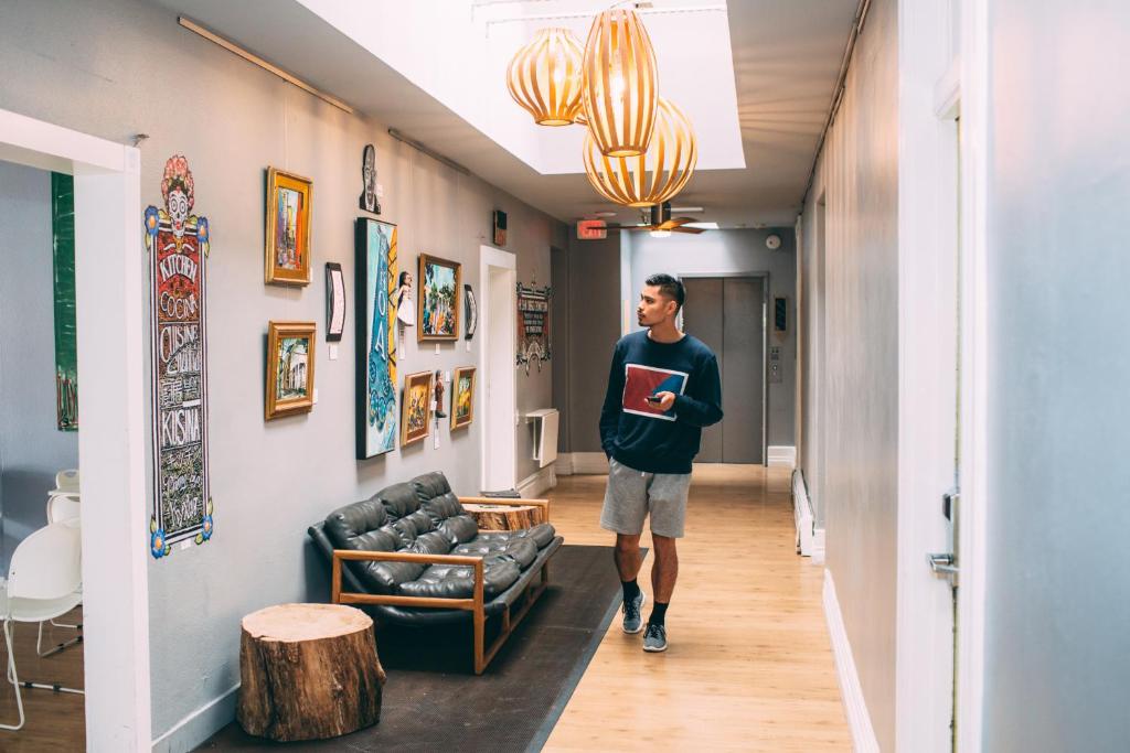 HI San Diego Downtown - Hostel image