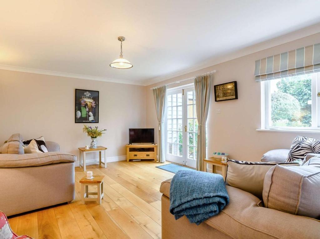 5 Bed in Dereham oc-89542 - Tap to explore photos