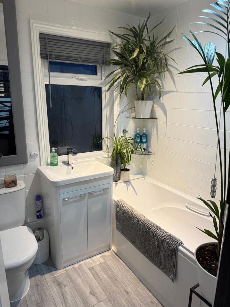 Spacious room and single with non-en-suite private bathroom - Tap to explore photos