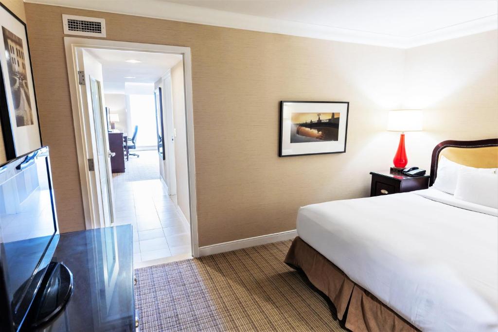 Hilton Niagara Falls/Fallsview Hotel & Suites Room Type - Two-Bedroom Suite with Spa Bath and Casino/City View Hilton Niagara Falls/Fallsview Hotel & Suites Room Type - Two-Bedroom Suite with Spa Bath and Casino/City View