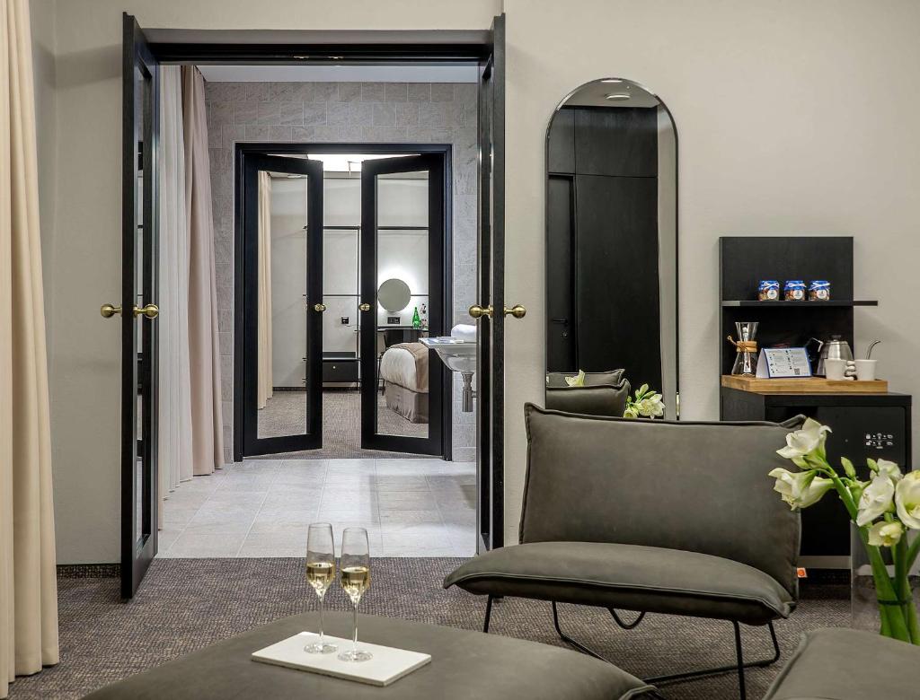 Сьюит (Люкс с балконом), Artagonist Art Hotel