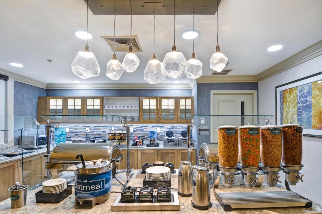 Homewood Suites Hartford/Windsor Locks - Tap to explore photos