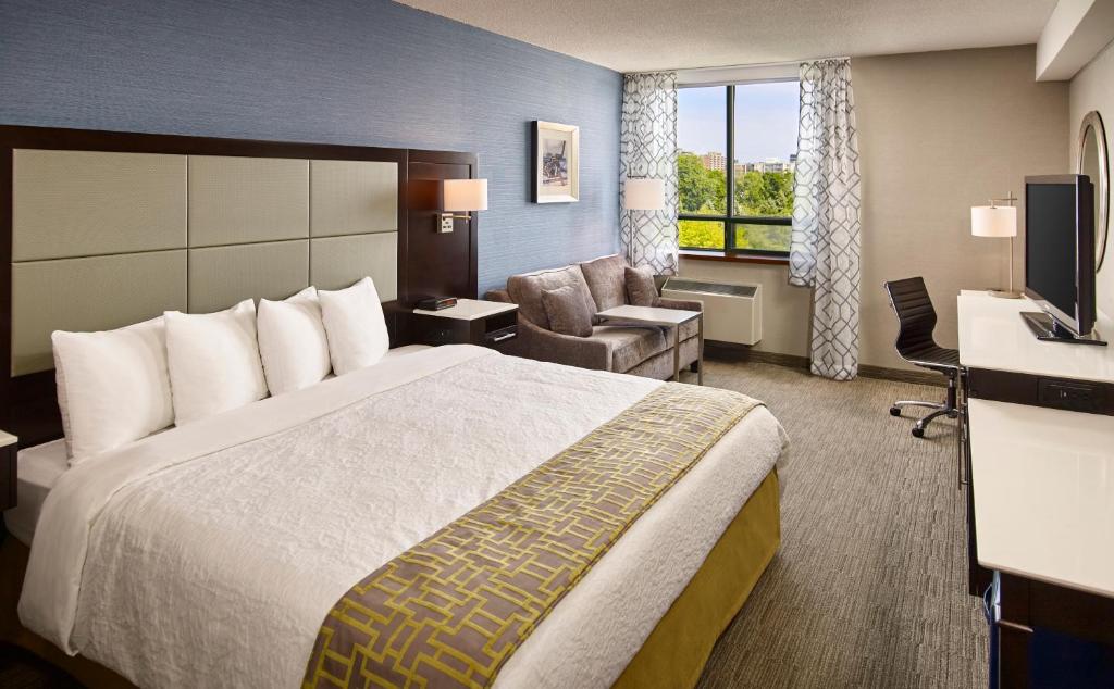 Waterfront Hotel Downtown Burlington photo 2