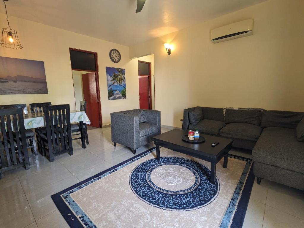 Zanzi modern 2 bed apartment GF - Tap to explore photos