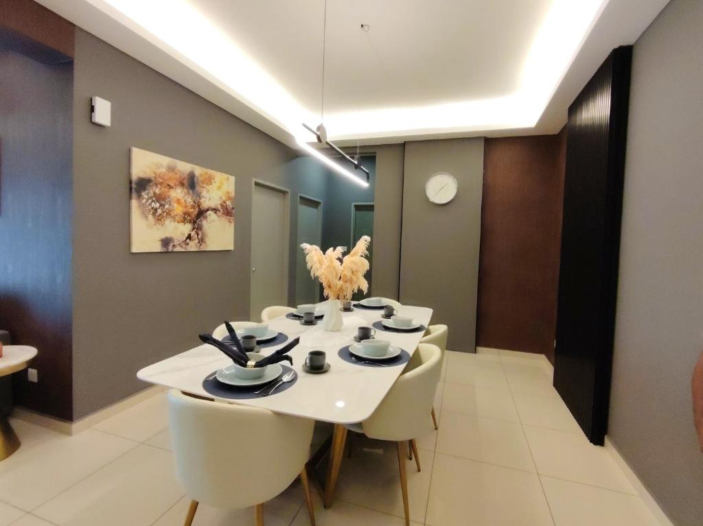 Ipoh Meru 3 Bedroom Suites by IWH Suites - Tap to explore photos