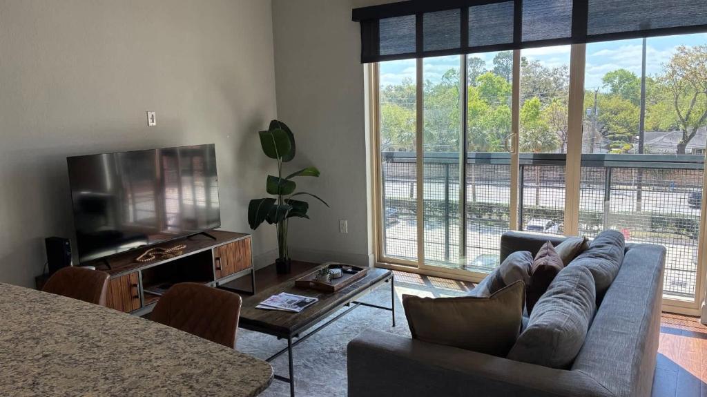 Jade At Millennium - 3 Bed Apt in Houston - Tap to explore photos