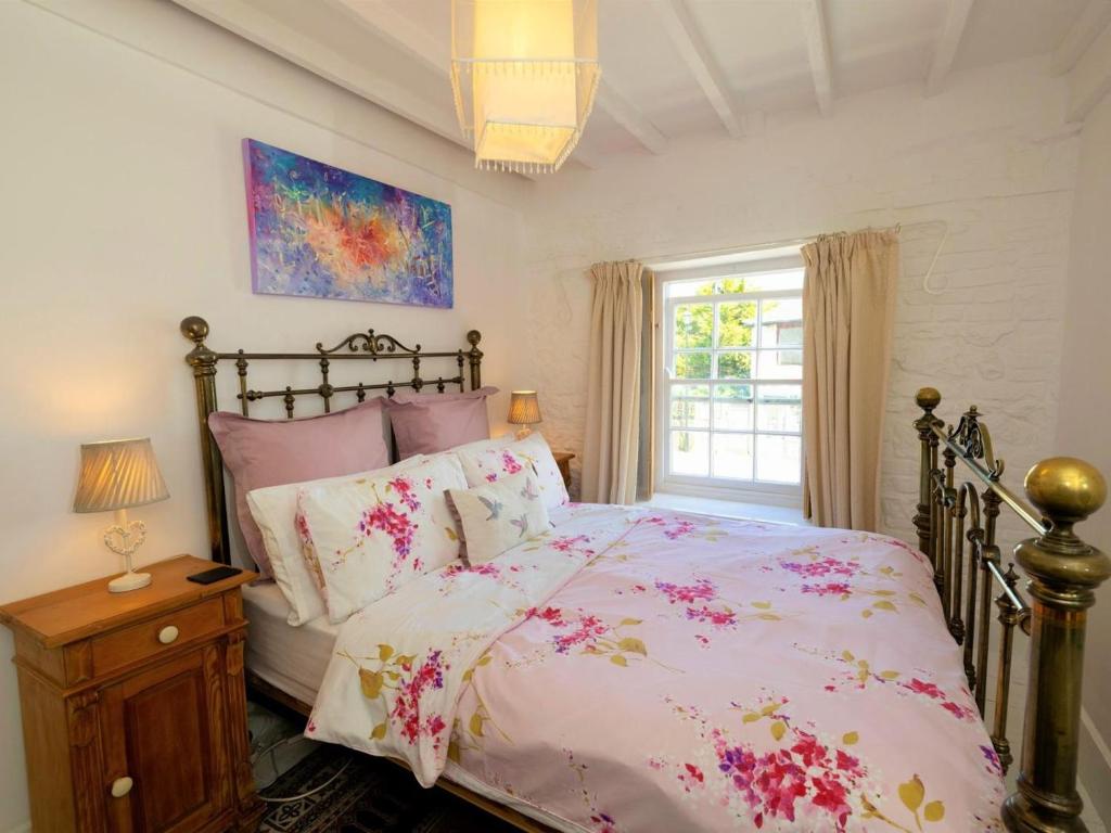 4 Bed in Godshill oc-ic034 - Tap to explore photos