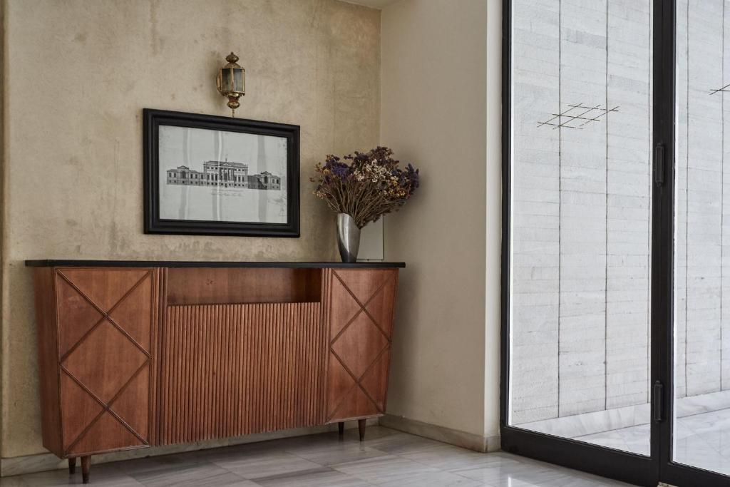Chic n Bright 3 Bd Apt with Hilton View - Tap to explore photos