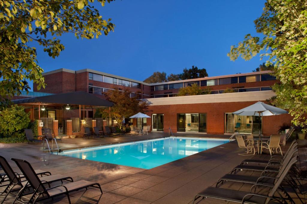 Hilton Akron Fairlawn - Tap to explore photos