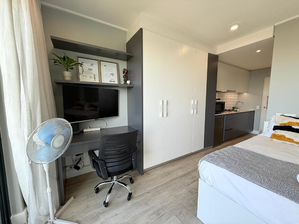 City Living Studio Apartment in Woodstock - Tap to explore photos