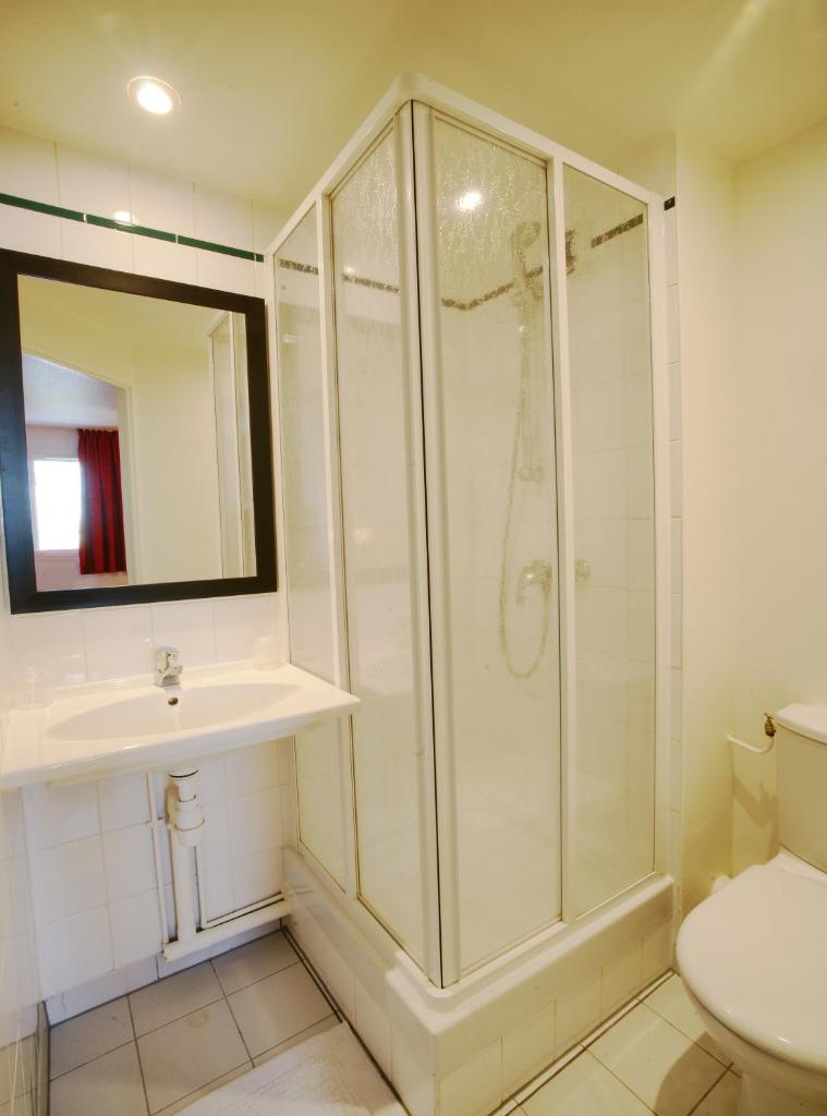 스탠다드룸 (더블베드 1개 + 싱글베드 2개) - 게스트 룸