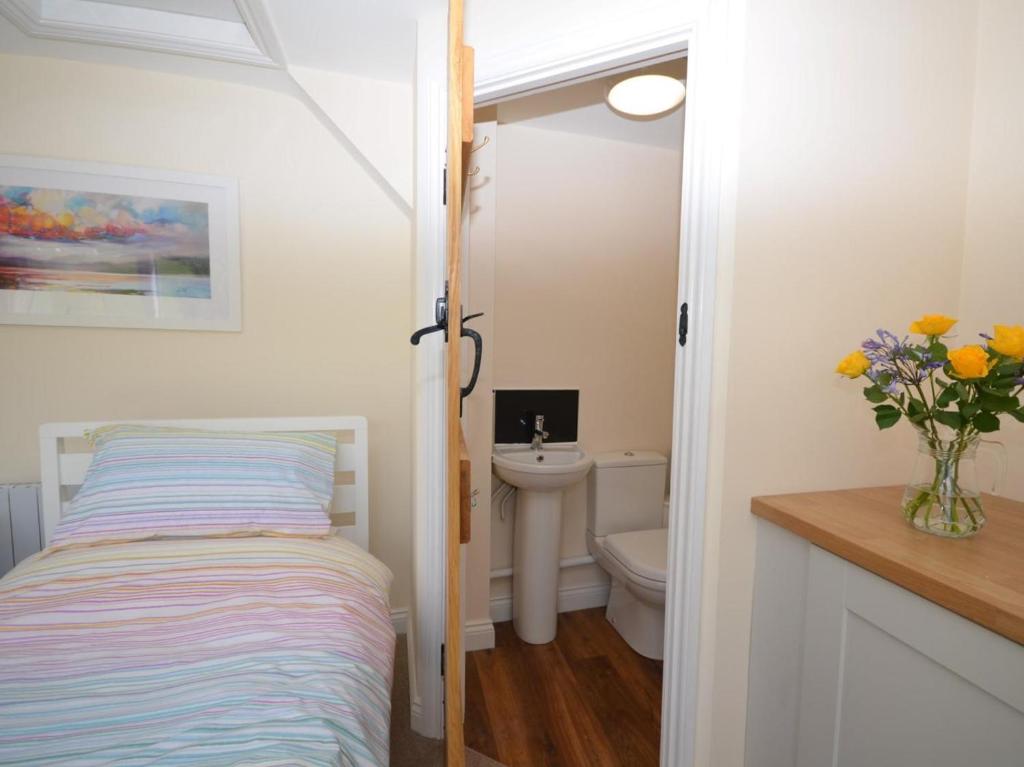 2 Bed in Bristol oc-75697 - Tap to explore photos