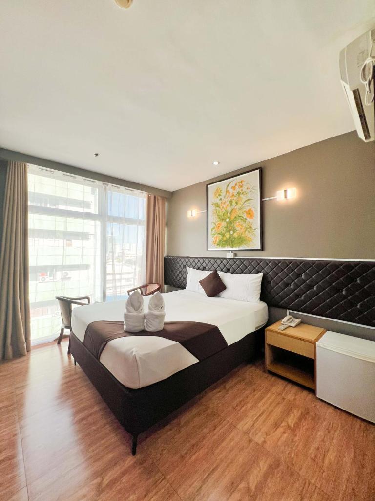 Cebu Capitol Central Hotel & Suites powered by Cocotel - Tap to explore photos