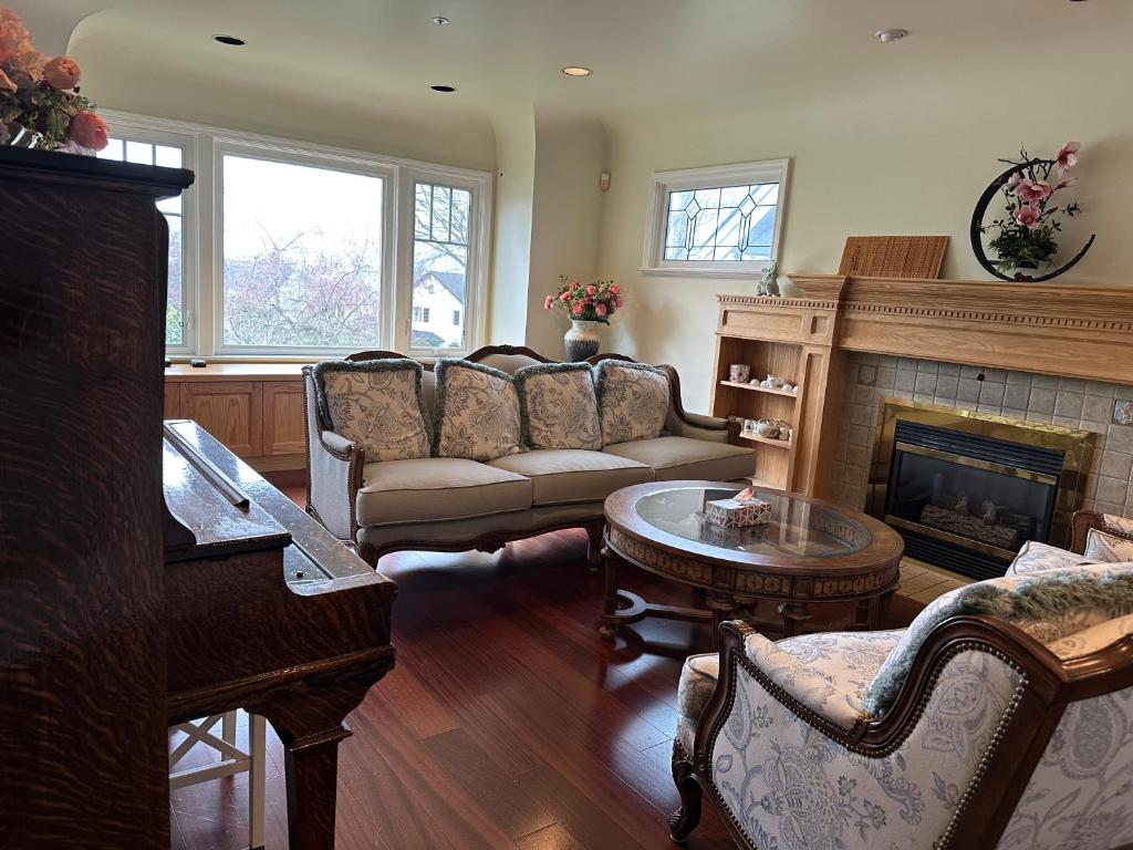 Cozy Dunbar 5 Beds Home with Views, Near UBC, DT, YVR Room Type - Double Room