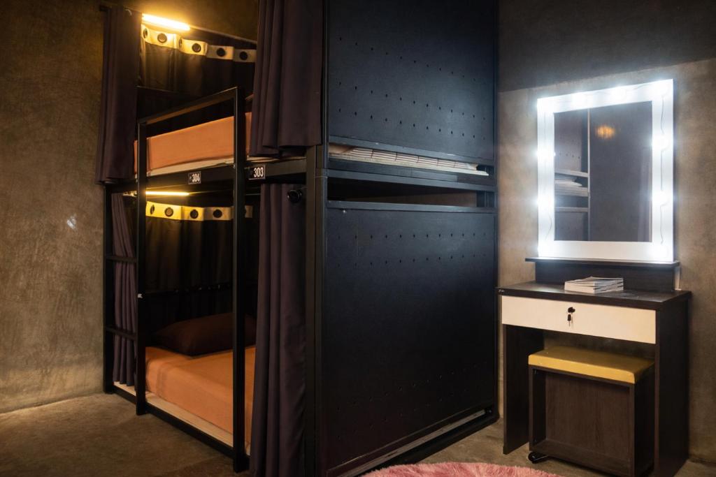 AREA81 HIDEOUT Hostel Khaosan - Tap to explore photos