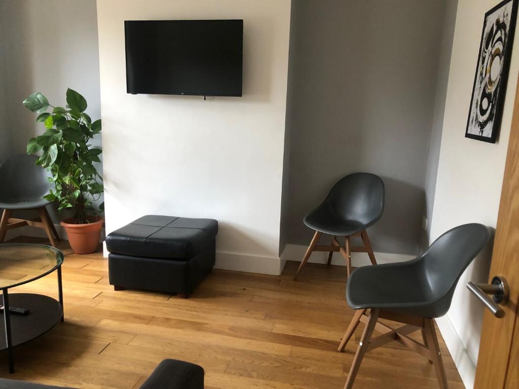 Stylish and spacious Southampton stay - Tap to explore photos