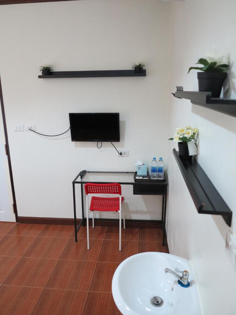 Двухместный (Двухместный номер Делюкс с 1 кроватью и балконом), Pro Chill Krabi Guesthouse