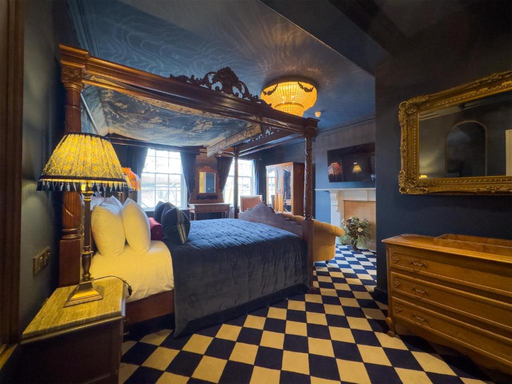 Guy Fawkes Inn, BW Premier Collection Room Type - Heritage Four Poster Room