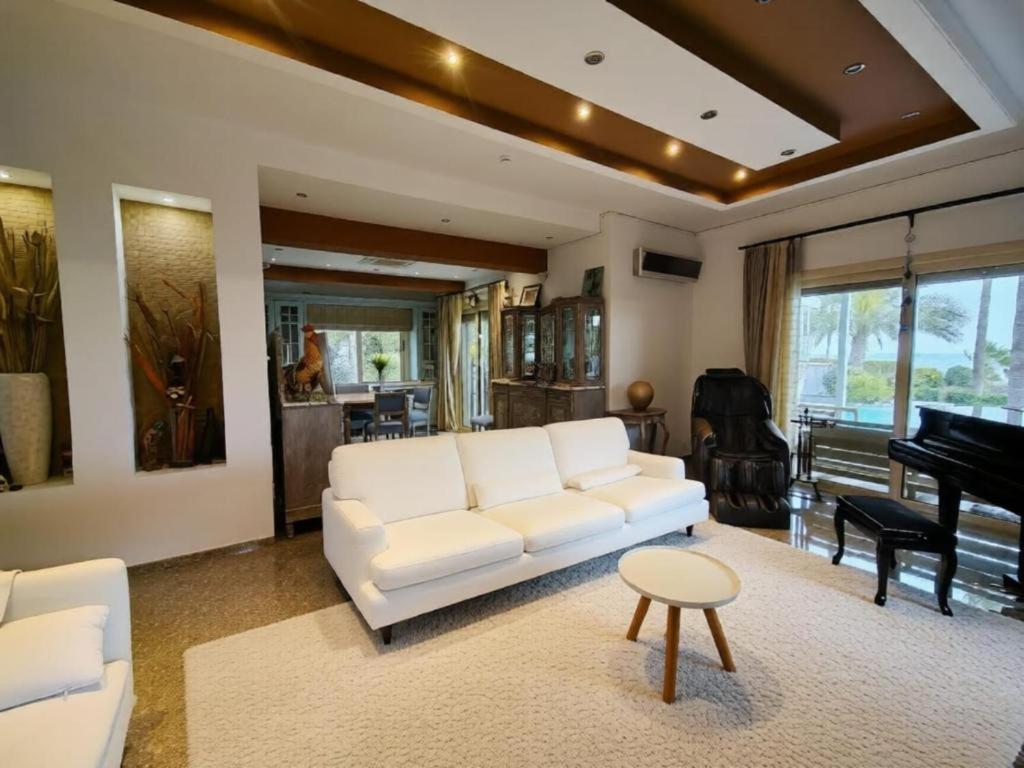 Villa Del Mar with Heated Pool & Spa - Tap to explore photos