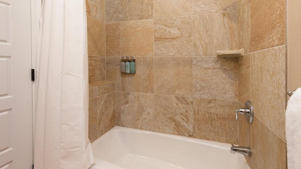 ❤PiH❤ DOLPHIN HALE Beach ClubWalk to PoolsBikes Beach GearFull 3 Bath - Tap to explore photos