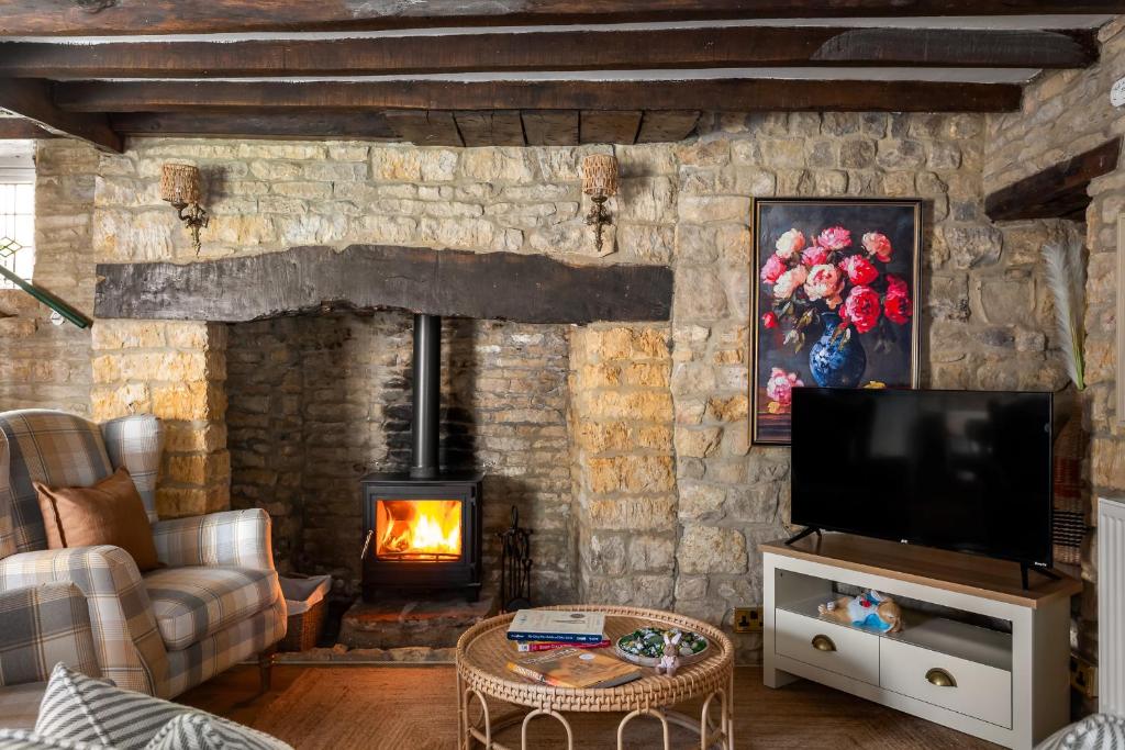 Bourton on the Water Country Chic Authentic Cottage - Tap to explore photos