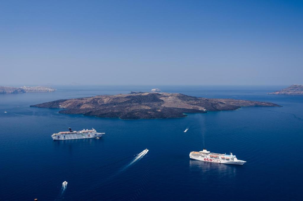 Morfes Luxury Suites by Caldera Houses