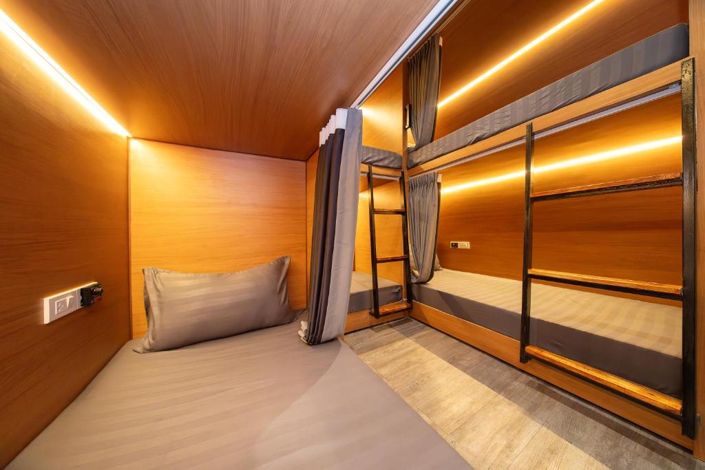 OH Hostels - Bangkok Room Type - Bed in Dormitory F5 - Smoking Building