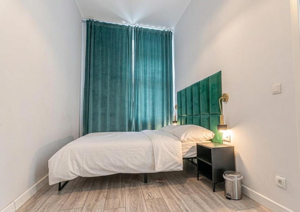 Near Westbahnhof Station Simple 2BR & 1LR Apartment - Tap to explore photos