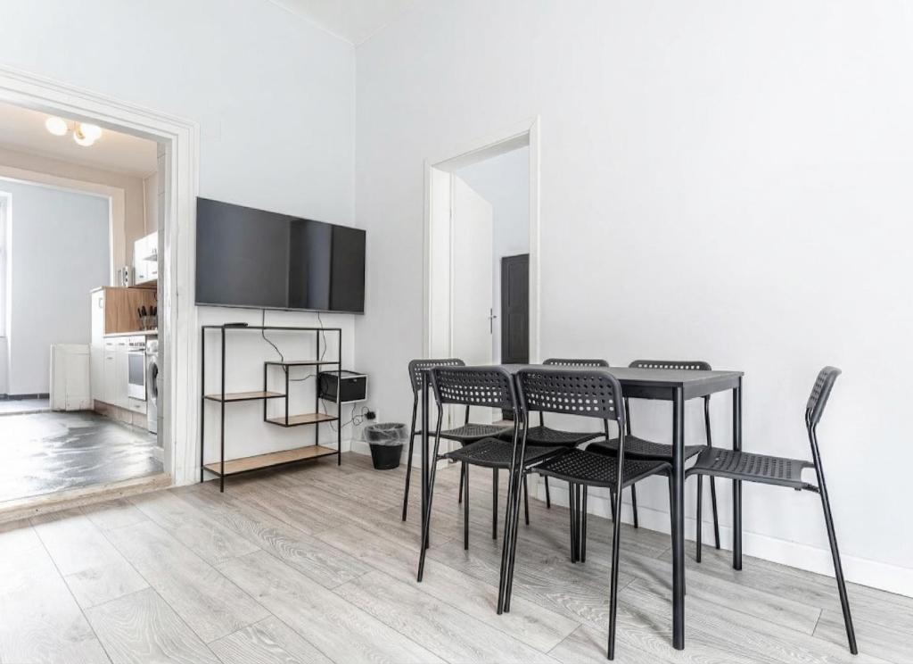 Near Westbahnhof Station Simple 2BR & 1LR Apartment - Tap to explore photos