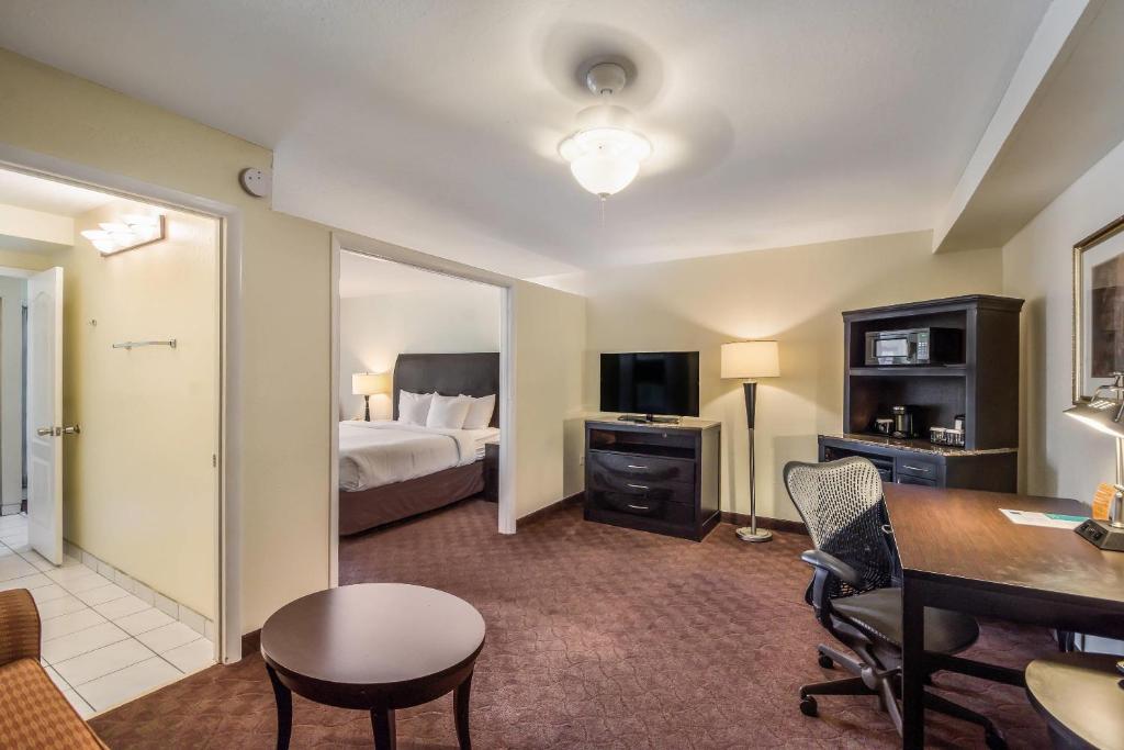 Clarion Inn & Suites Central Clearwater Beach Room Type - King Suite - Non-Smoking
