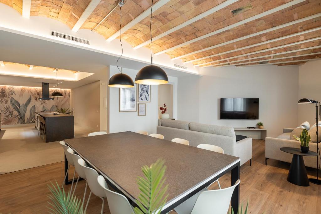 Fisa Rentals Gran Via Apartments - Tap to explore photos