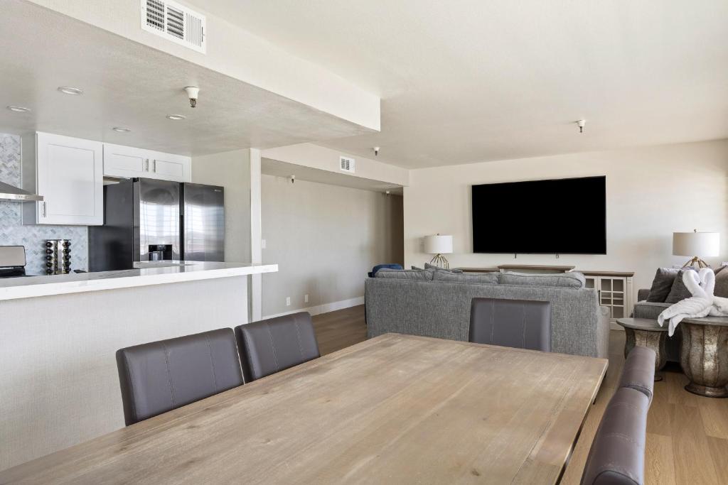 456 Embarcadero Inn & Suites - Tap to explore photos
