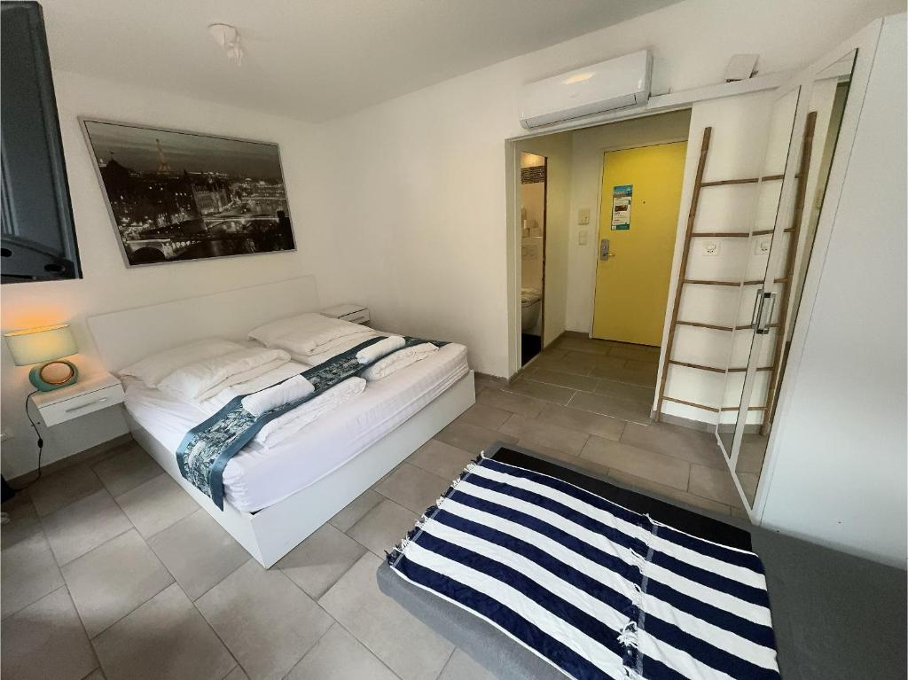 City Center Apt en-suite budget Self check in, ETH Zurich HB - Tap to explore photos