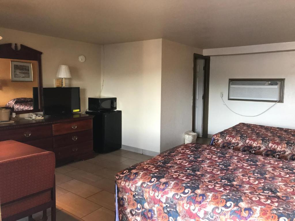 HWY Express Inn & Suites photo 2