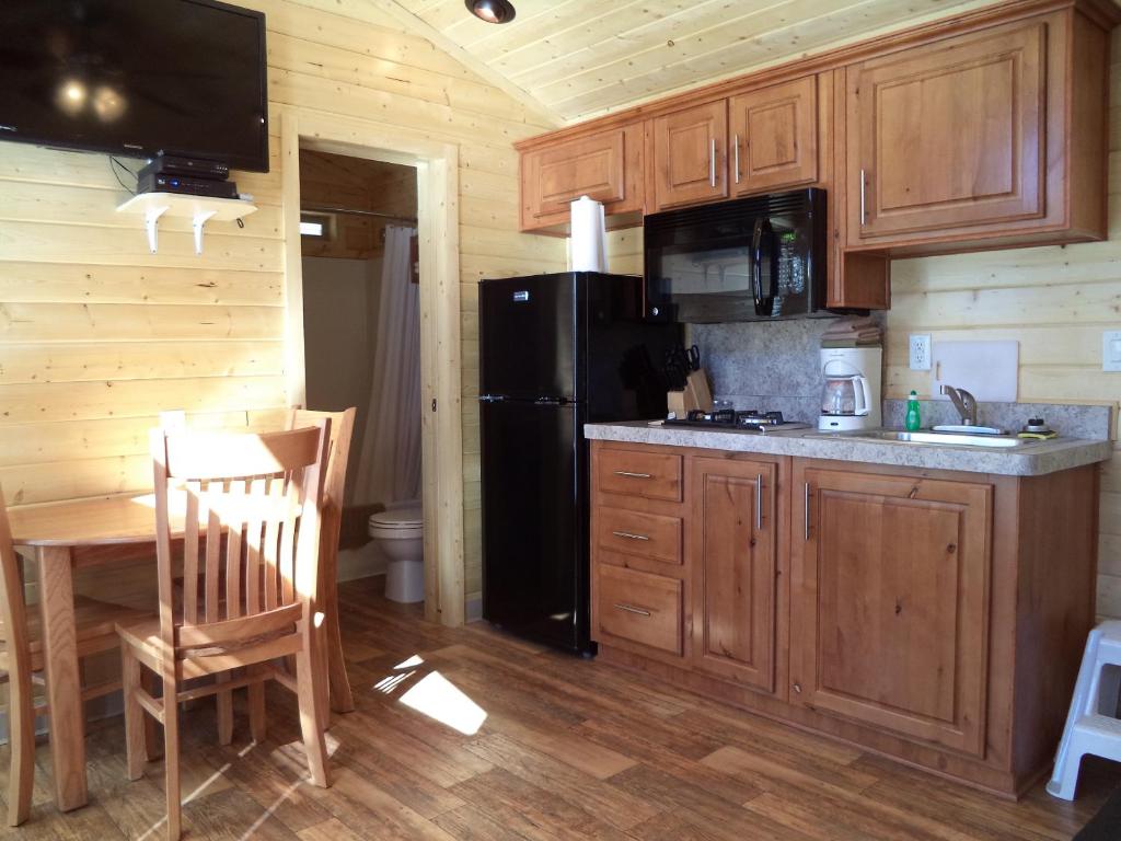 Palm Springs Camping Resort Cabin 3 image