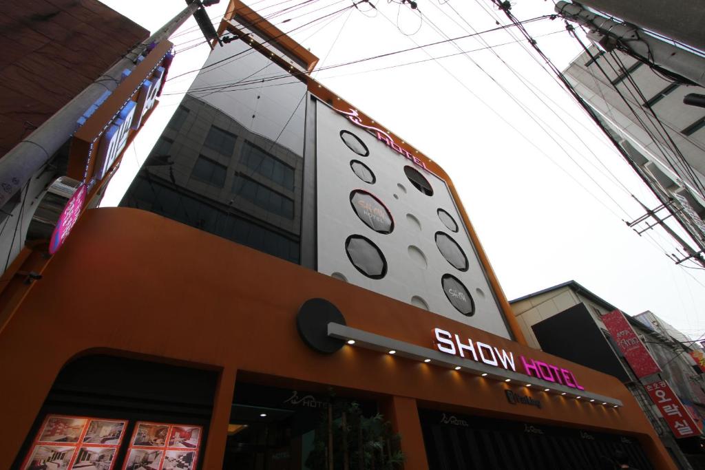 Show Hotel photo 3