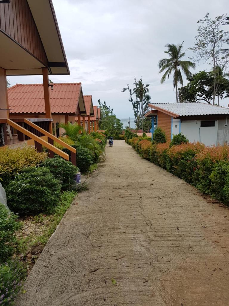 Lanta Paradise Beach Resort - Tap to explore photos
