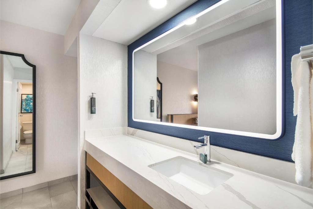 DoubleTree by Hilton Hotel Buffalo - Amherst Room Type - Queen Room with Two Queen Beds - Non-Smoking