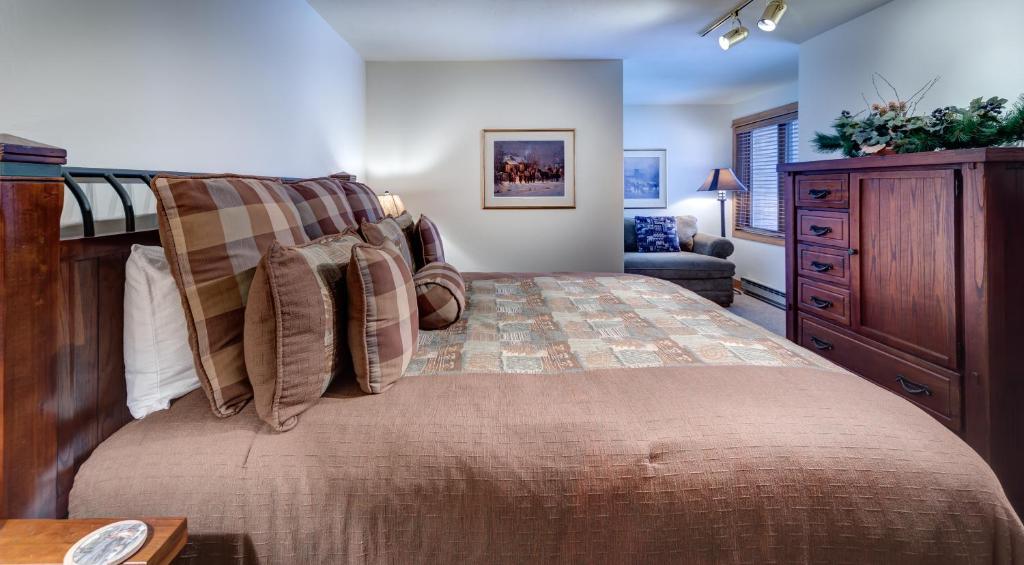 Bear Claw 412 - Ski-in Ski-out Condo! image