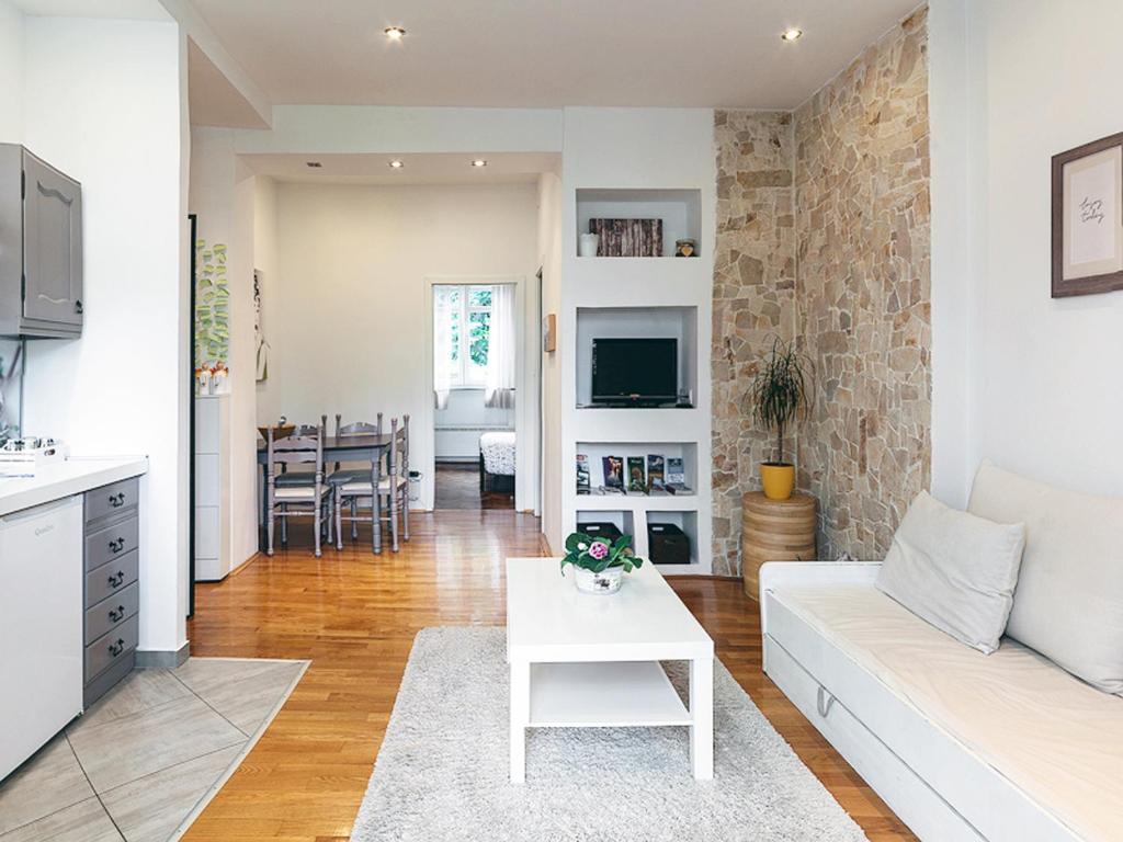 Charming Apartment - Tap to explore photos