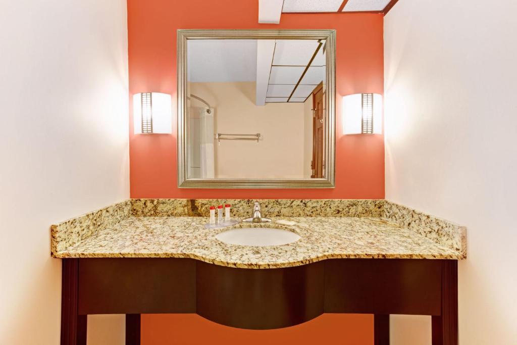 Ramada by Wyndham Murfreesboro photo 3