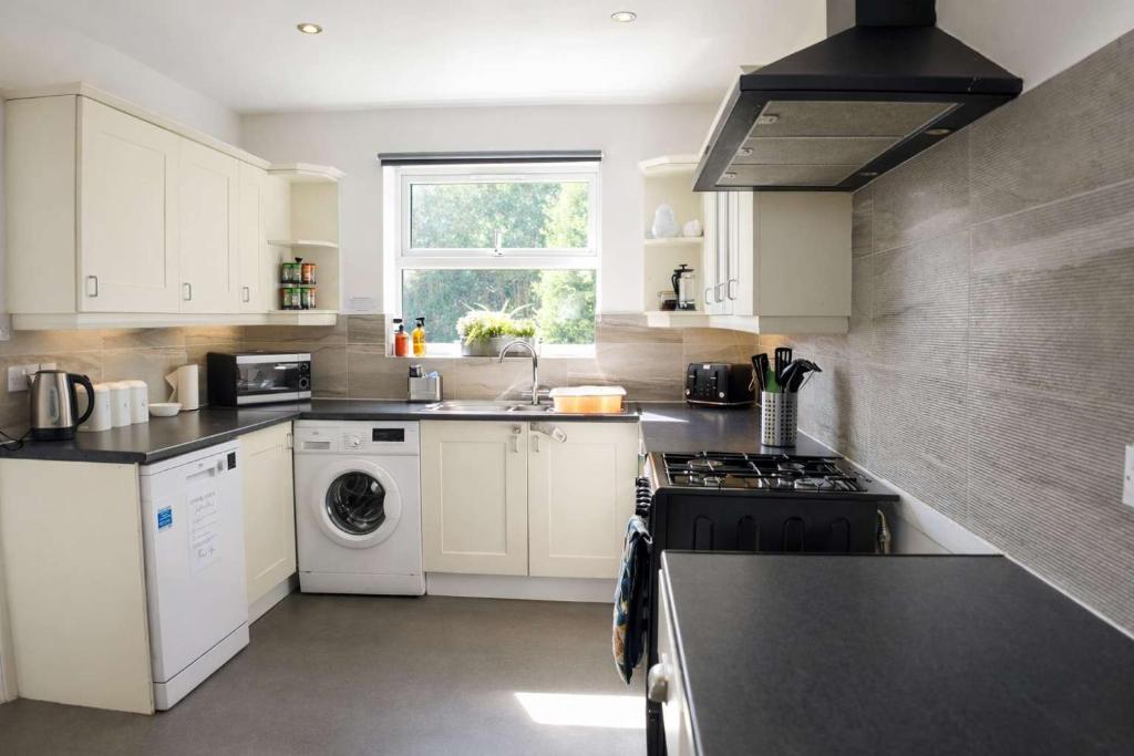 Chic 5 Bedroom House with Private Parking & Garden - Tap to explore photos