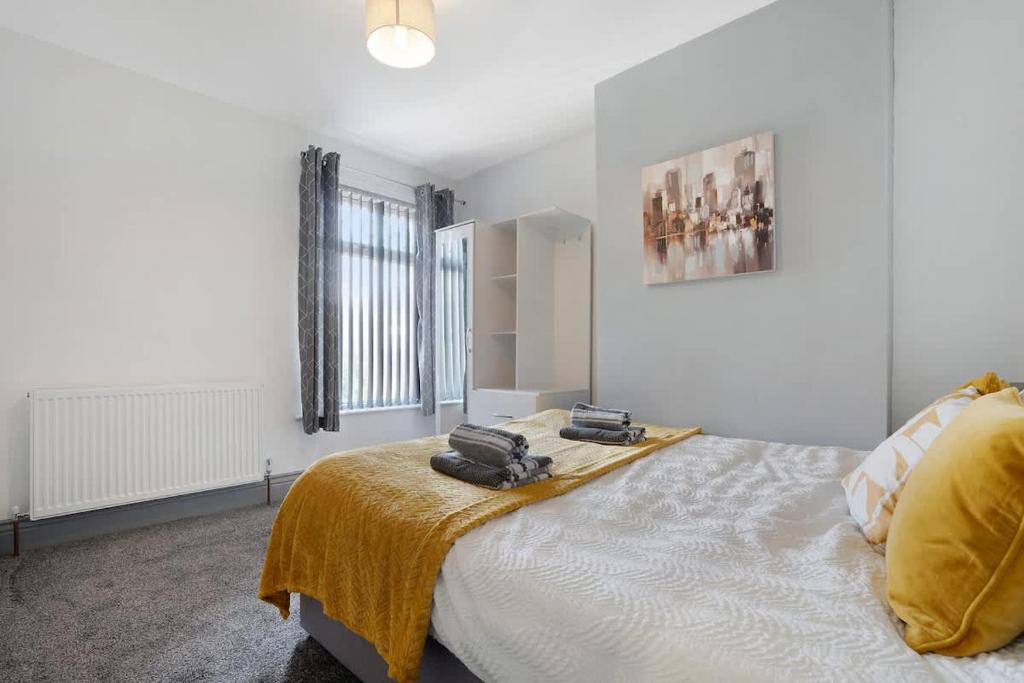 Comfortable 2BR Home 10 Min to Durham Cathedral - Tap to explore photos