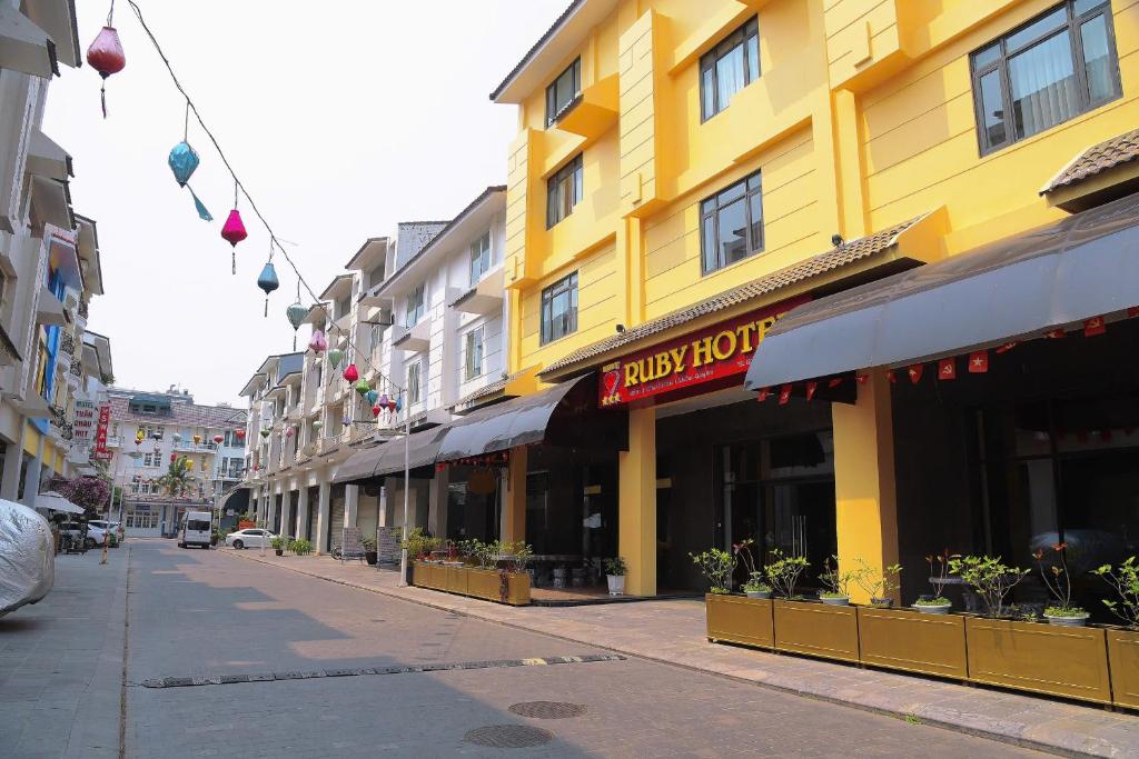 Ruby hotel Tuan Chau - Tap to explore photos