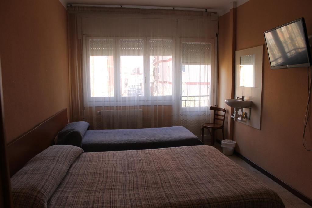 Hostal Cal Siles - Tap to explore photos
