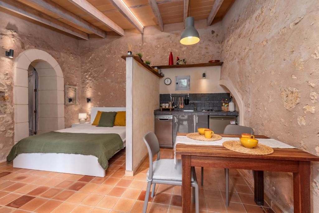 Casa Groc - Tap to explore photos