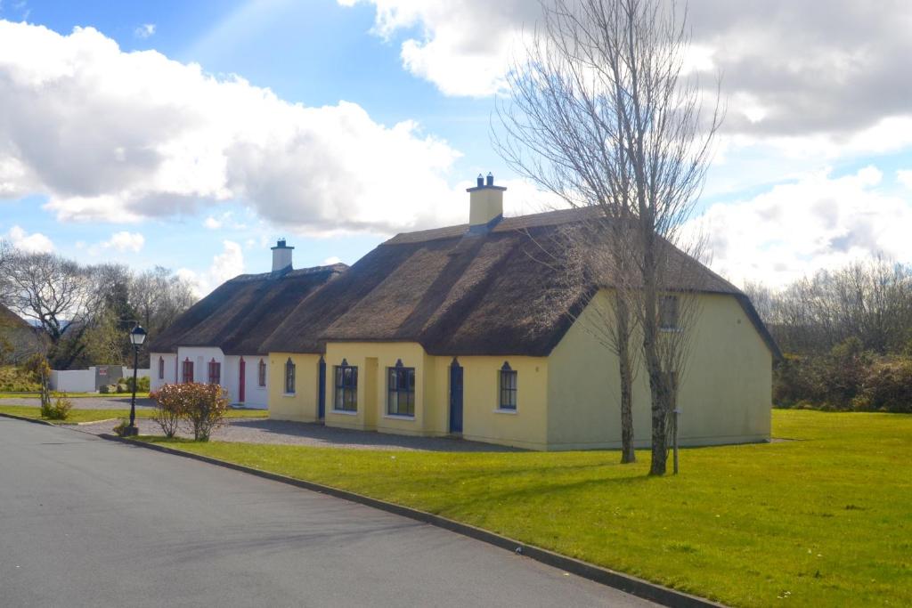 Cottage 33 Old Killarney Village Killarney V93K66X 4 King Beds Sleeps 8 Sharing, Galway